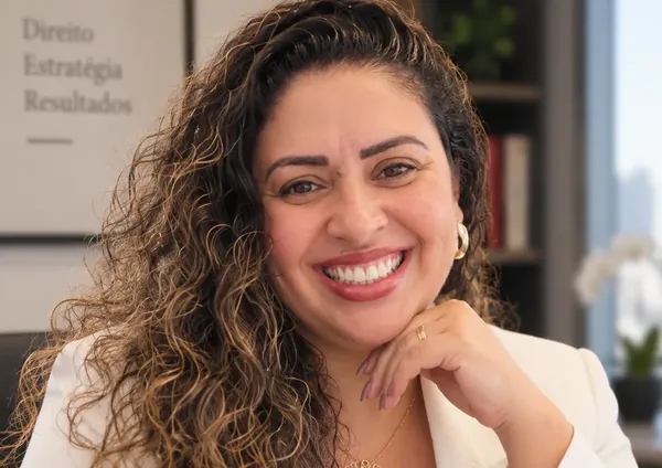 Ana Flávia Pereira D'Abadia em atendimento no escritório