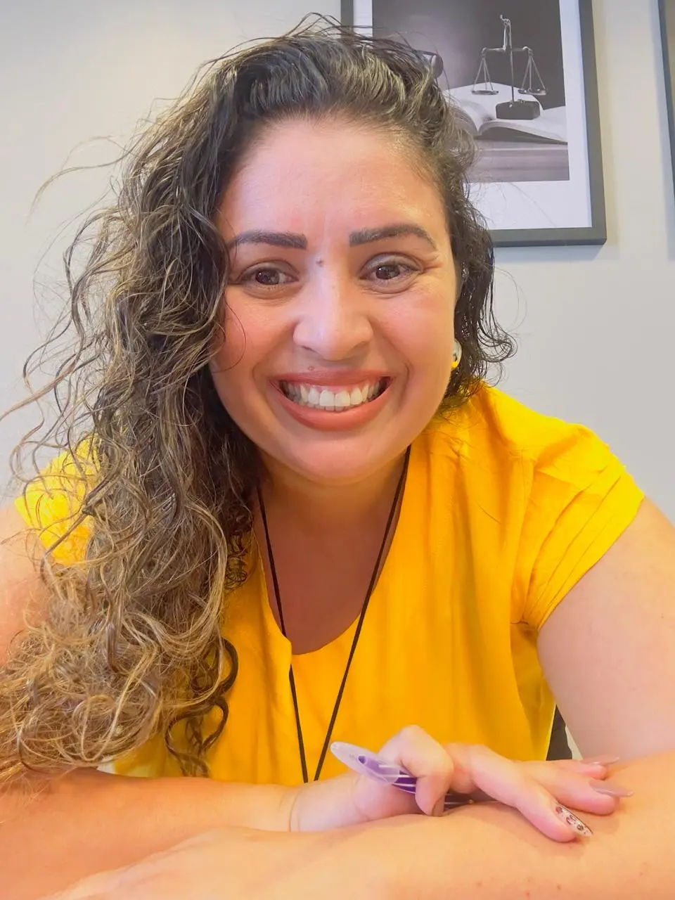 Ana Flávia Pereira D'Abadia à mesa de trabalho